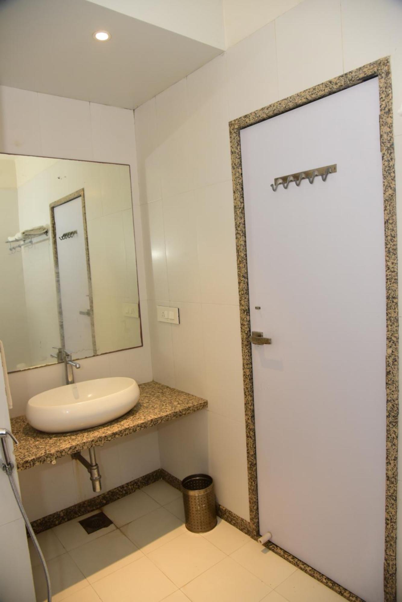 Ābu Road Srijan Inn מראה חיצוני תמונה